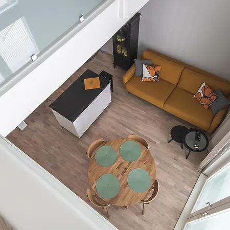 Ydinkeskustassa Saunallinen Kahdessa Tasossa *