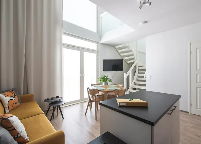 Ydinkeskustassa Saunallinen Kahdessa Tasossa شقة *