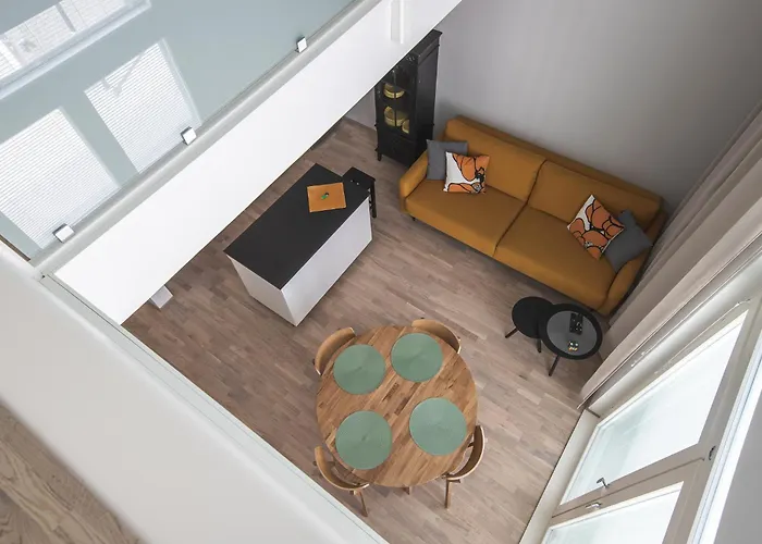 Ydinkeskustassa Saunallinen Kahdessa Tasossa *